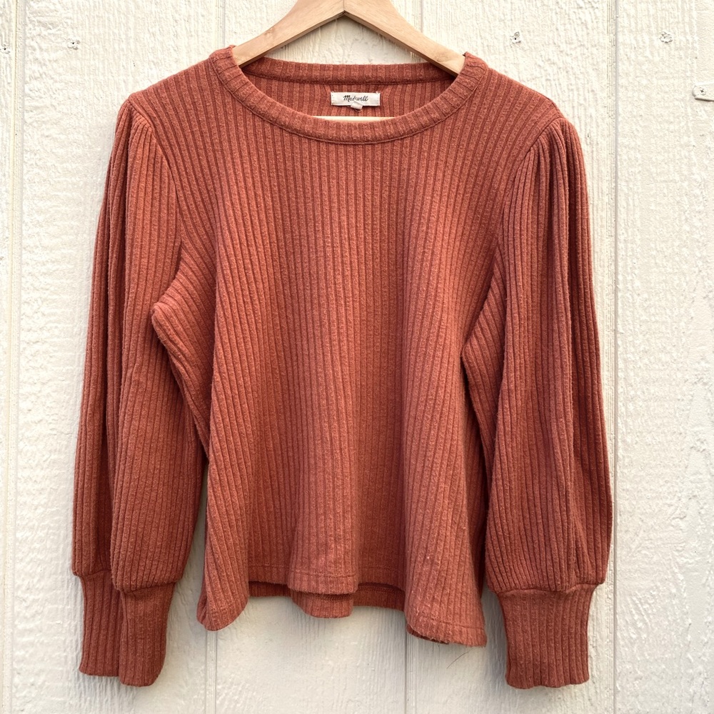Rust sweater with puffed sleeves